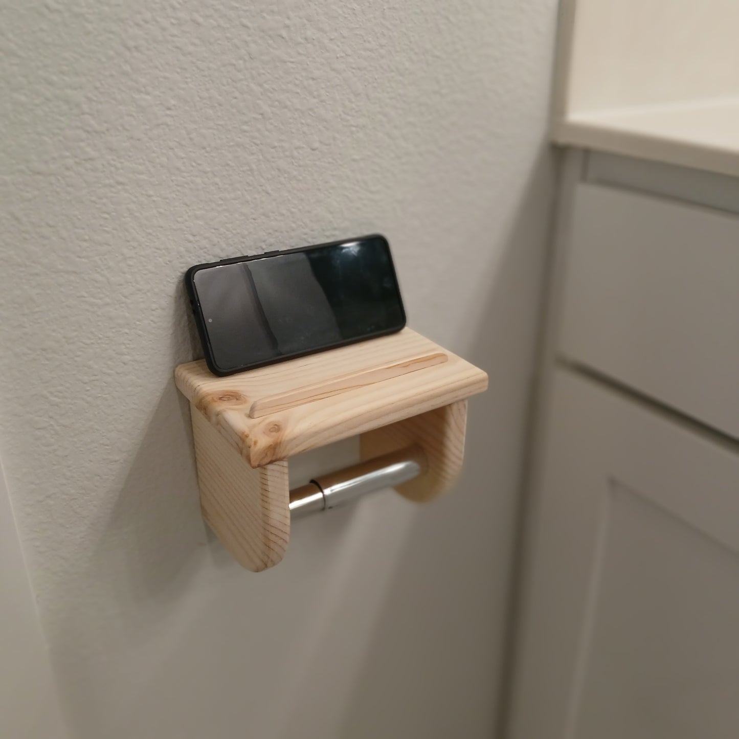 Toilet tissue dispenser shelf