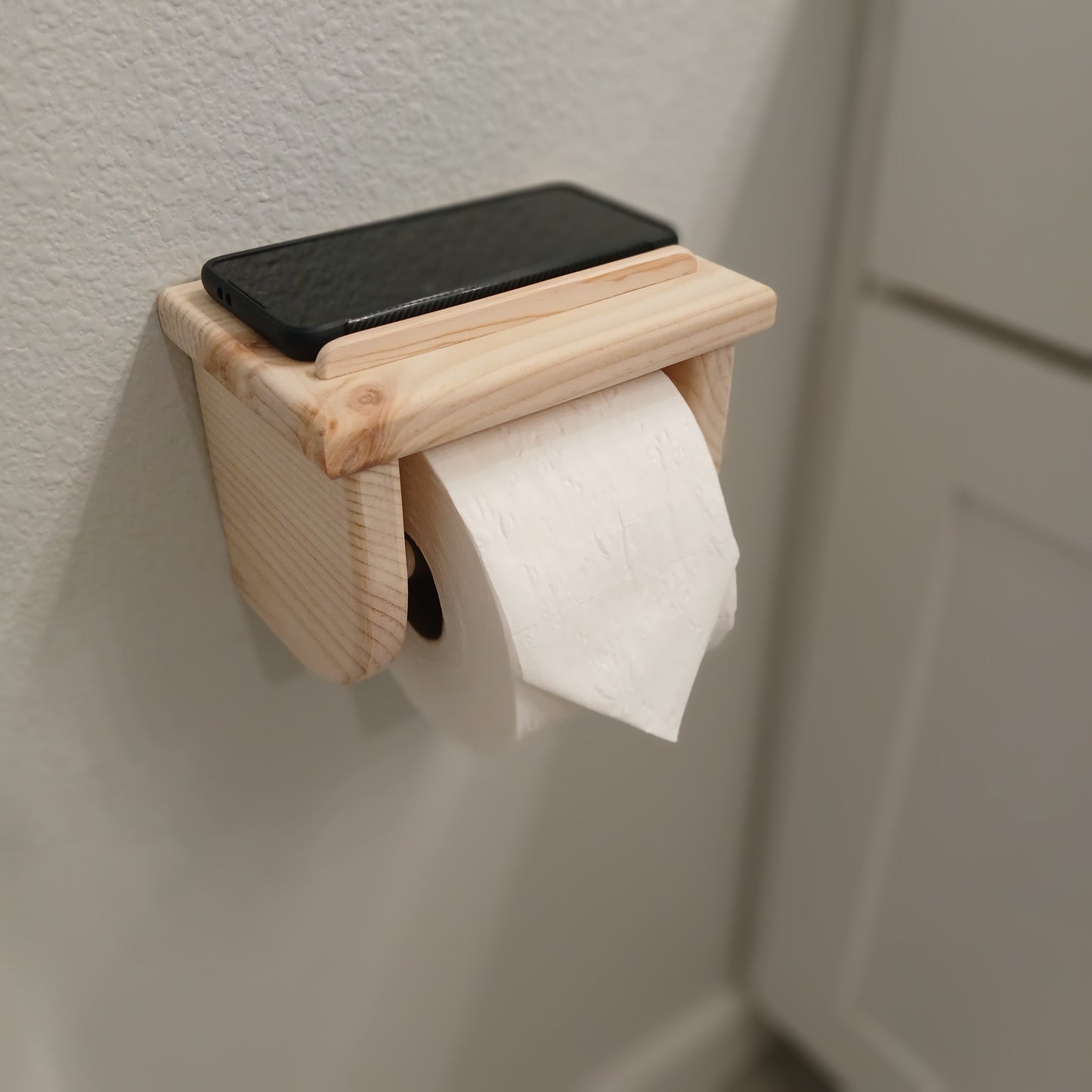 Toilet tissue dispenser shelf